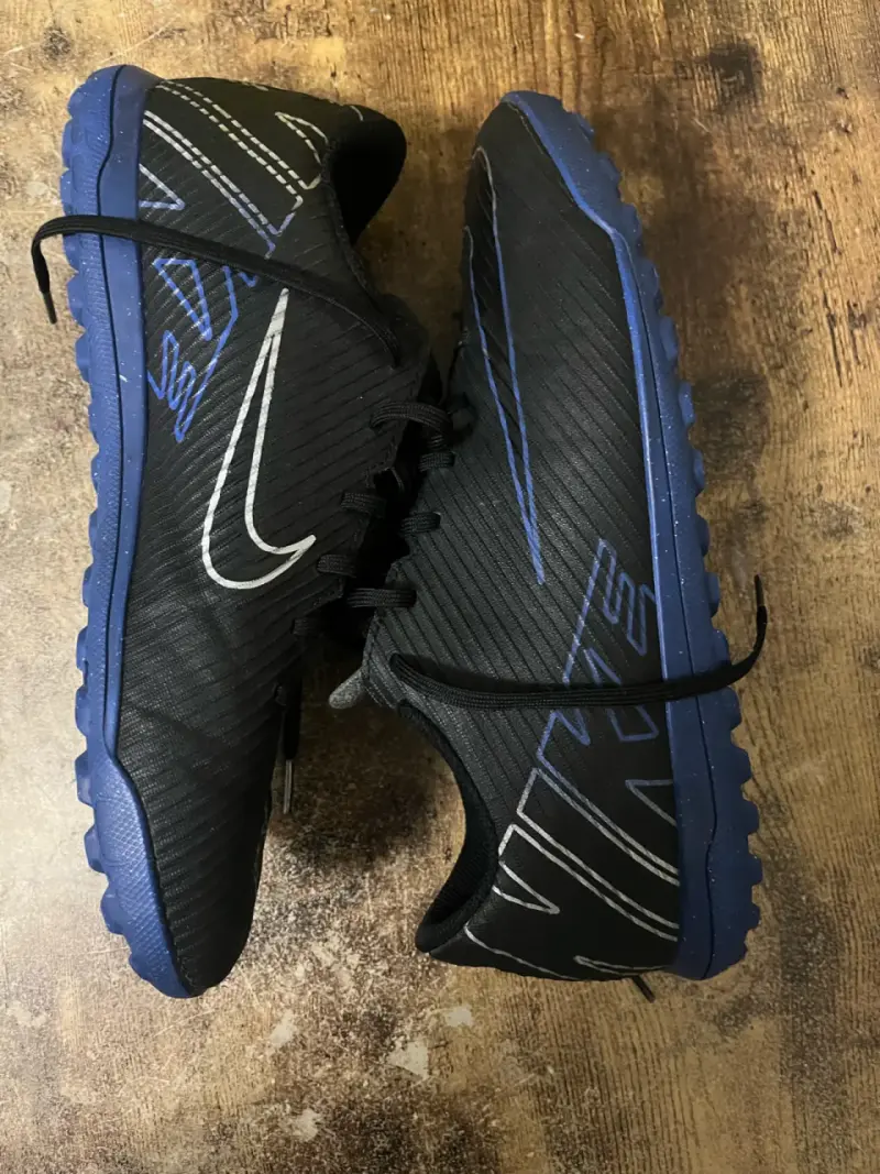 Zapatillas Nike pasto sintetico negras y azules - 1