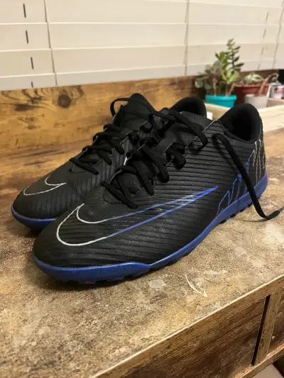 Zapatillas Nike pasto sintetico negras y azules - miniatura 2