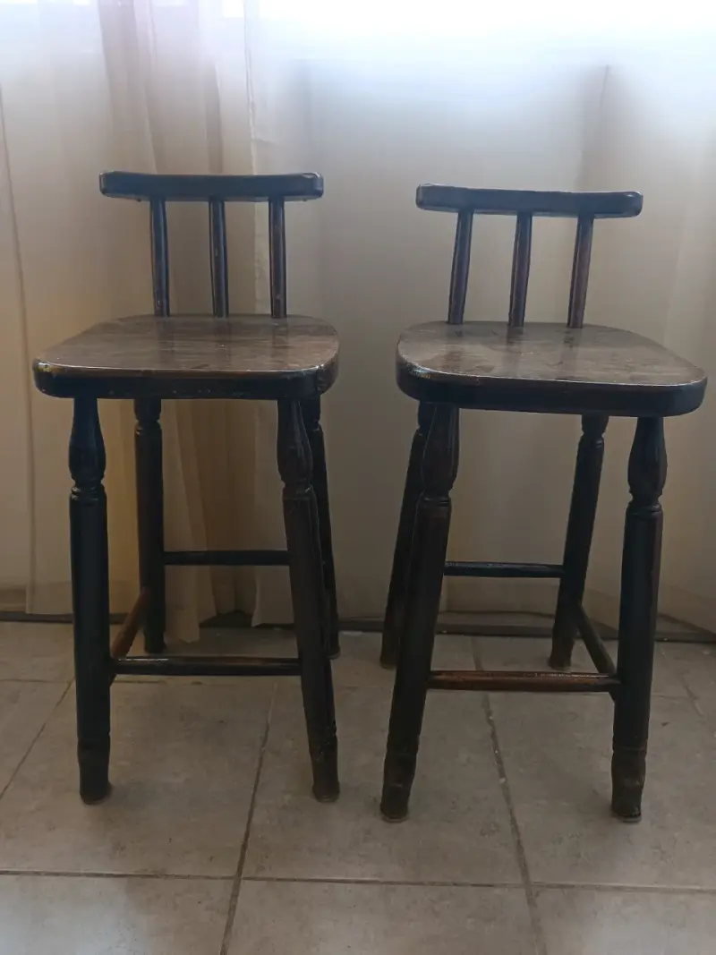 Set de dos taburetes de madera