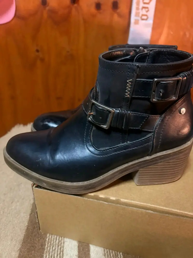 Botines negros con hebillas