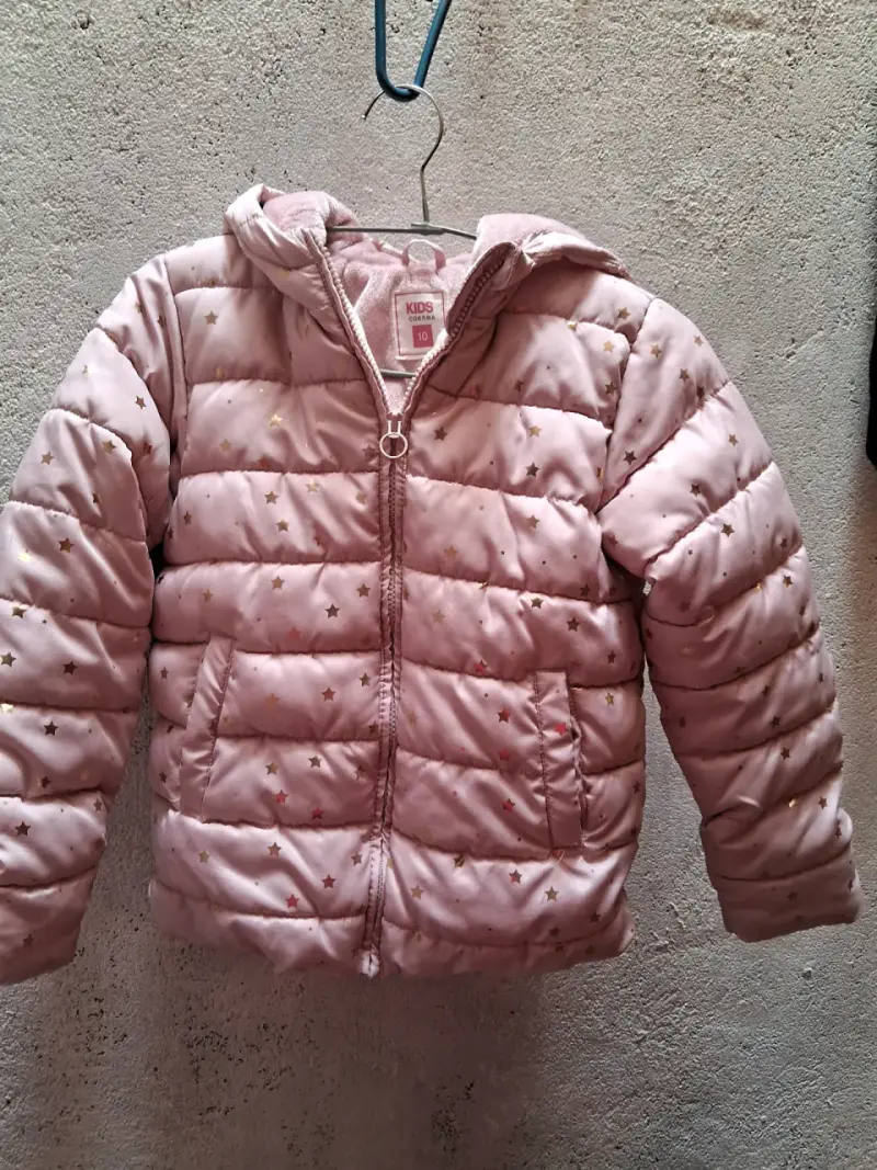 Chaqueta infantil rosada con estrellas