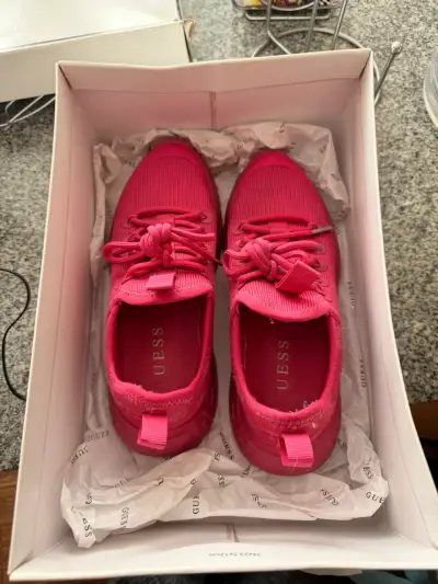 Zapatillas deportivas rosadas Guess - miniatura 1