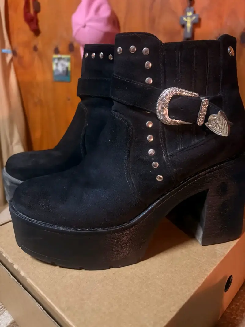 Botines negros con tachuelas