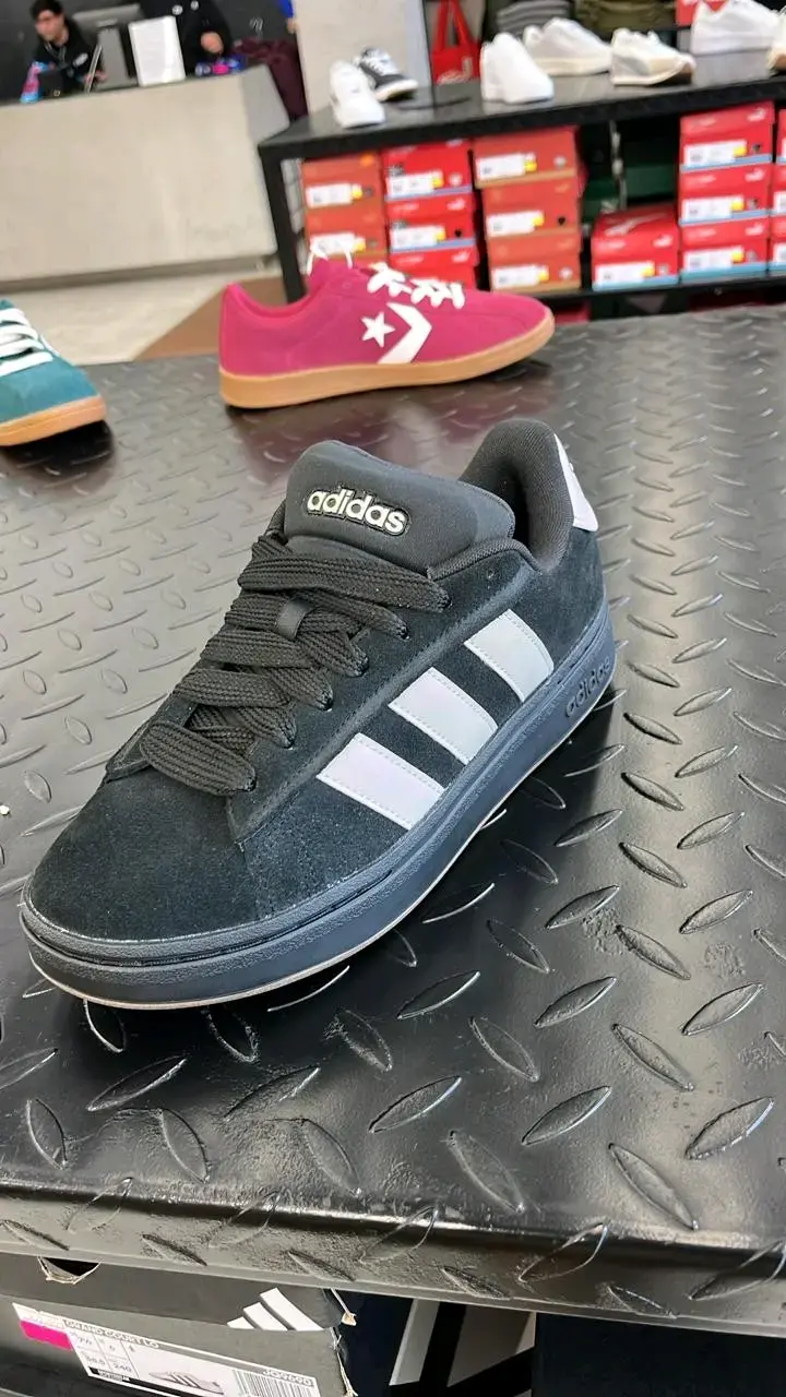 Zapatillas Adidas negras y blancas