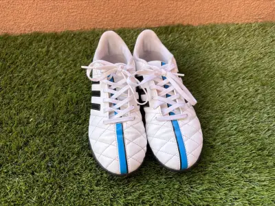 Zapatillas de fútbola Adidas 11Questra blancas - miniatura 1