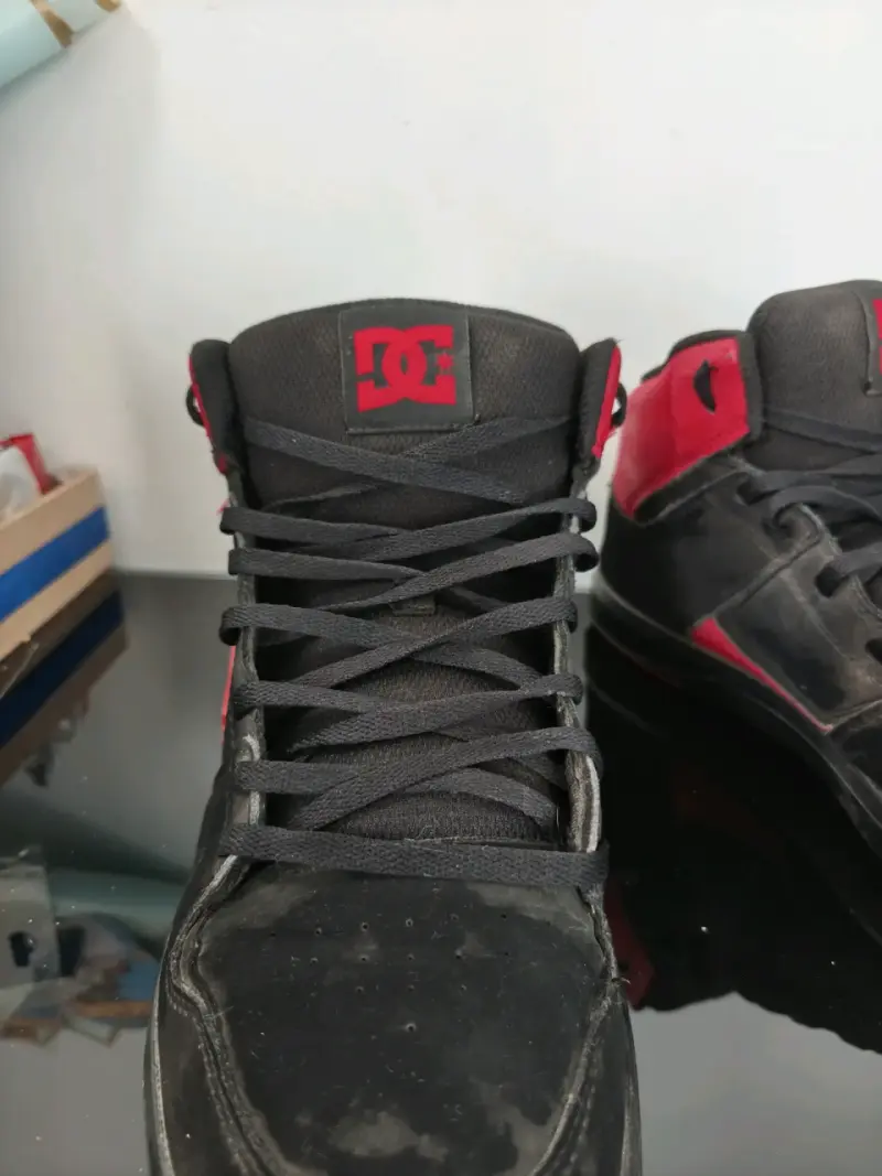 Zapatillas DC negras y rojas - 2