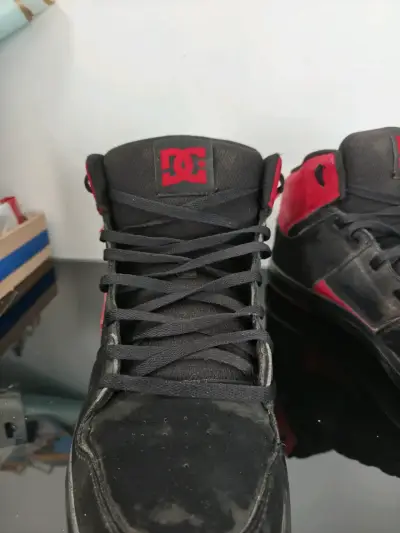 Zapatillas DC negras y rojas - miniatura 2