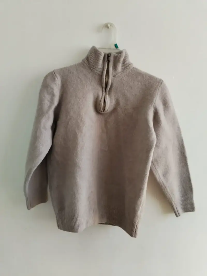 Suéter beige con cierre - 1