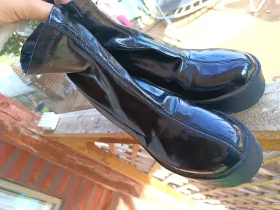 Botas negras charoladas - miniatura 1