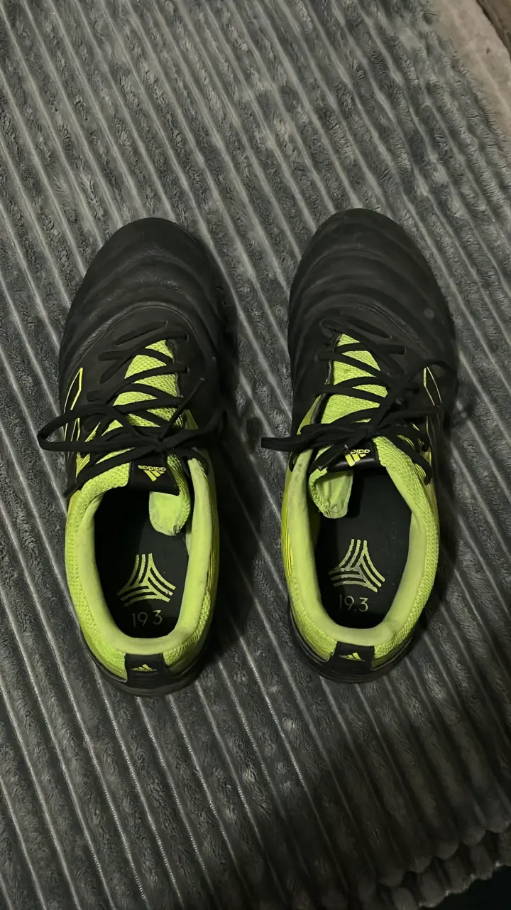Zapatillas deportivas negras y verdes