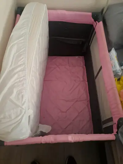Cuna corral rosa con colchón - miniatura 2