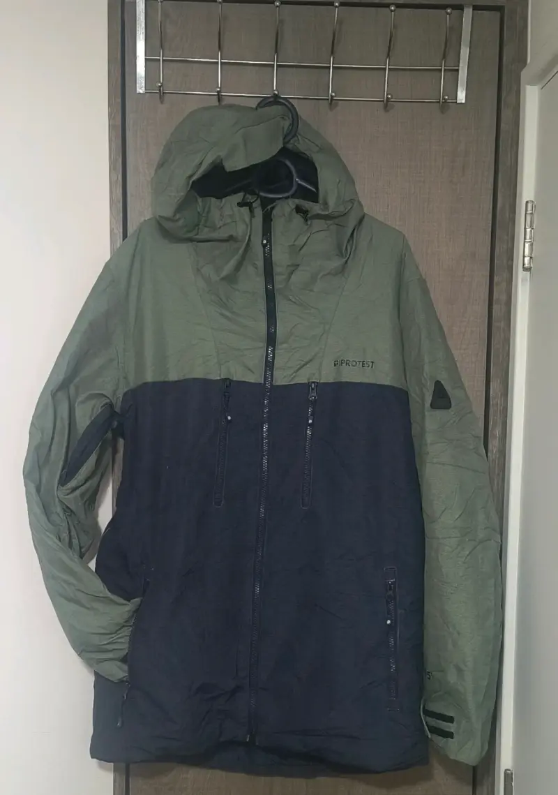 Chaqueta impermeable verde con capucha - 1