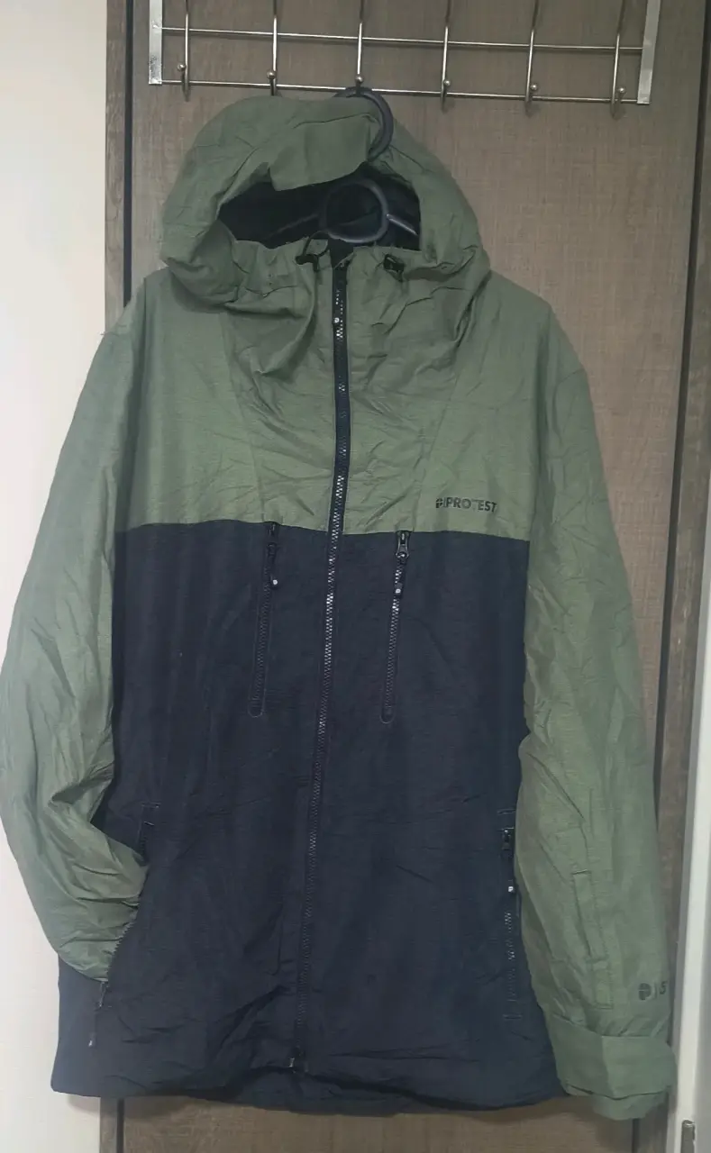 Chaqueta impermeable verde con capucha - 2