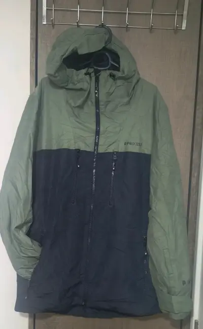 Chaqueta impermeable verde con capucha - miniatura 2