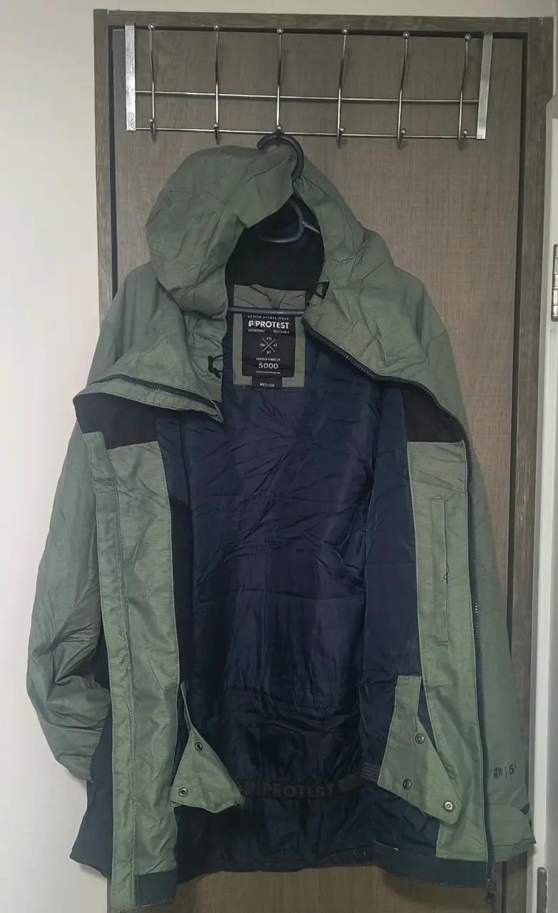 Chaqueta impermeable verde con capucha - 3