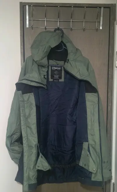 Chaqueta impermeable verde con capucha - miniatura 3