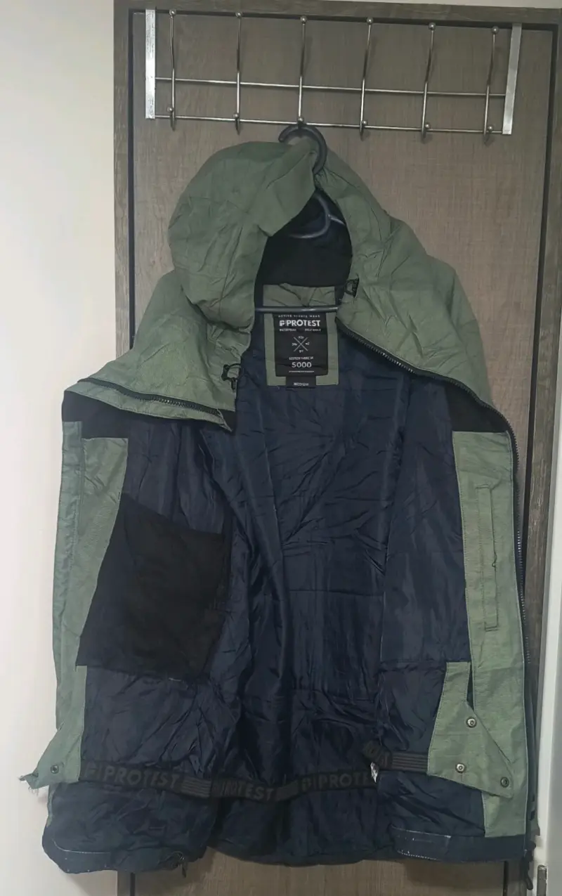 Chaqueta impermeable verde con capucha - 4