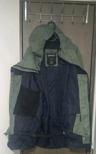 Chaqueta impermeable verde con capucha - miniatura 4