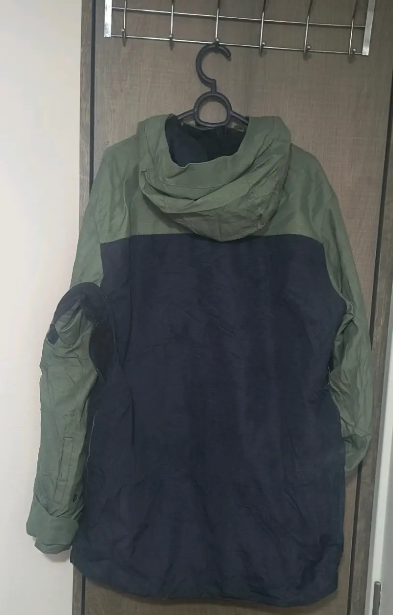 Chaqueta impermeable verde con capucha - 5