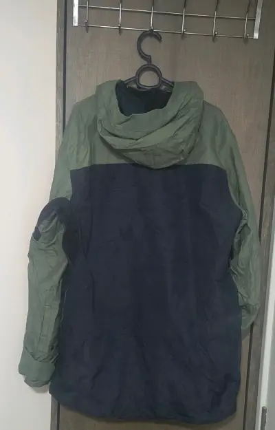 Chaqueta impermeable verde con capucha - miniatura 5