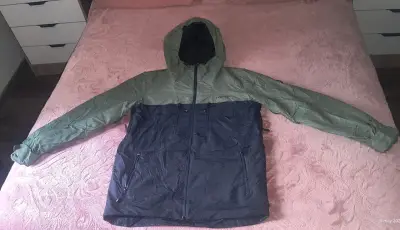 Chaqueta impermeable verde con capucha - miniatura 6