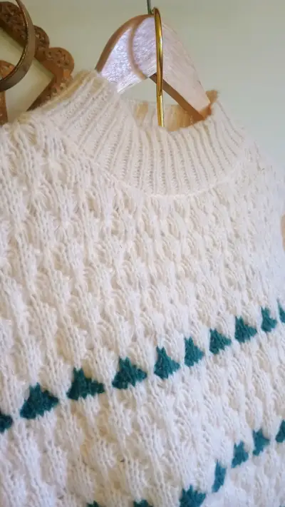 Suéter tejido blanco con diseño - miniatura 2