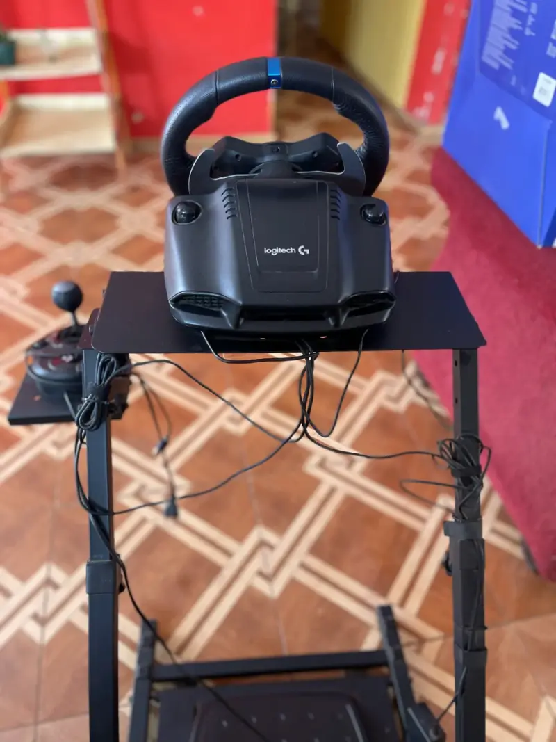 Volante Logitech para simulación - 1