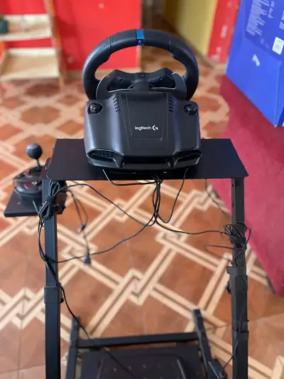 Volante Logitech para simulación - miniatura 1