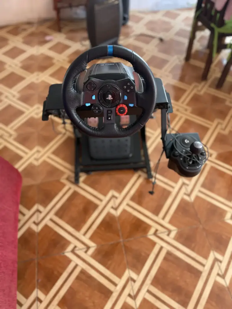 Volante Logitech para simulación - 3