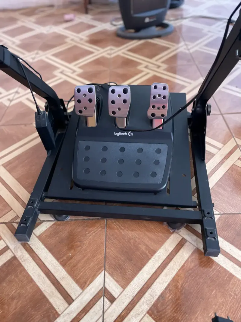 Volante Logitech para simulación - 4