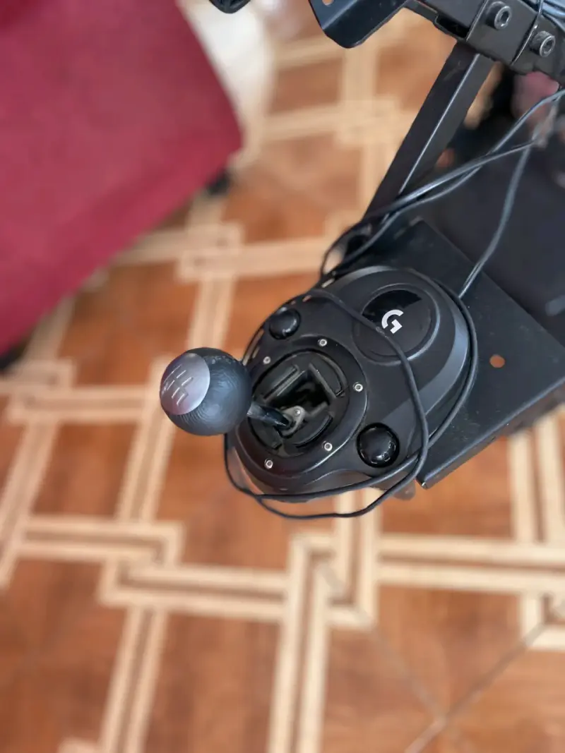 Volante Logitech para simulación - 5