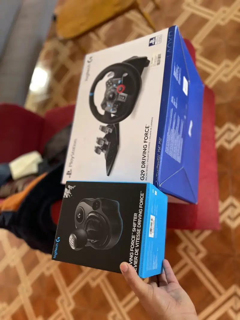 Volante Logitech para simulación - 6