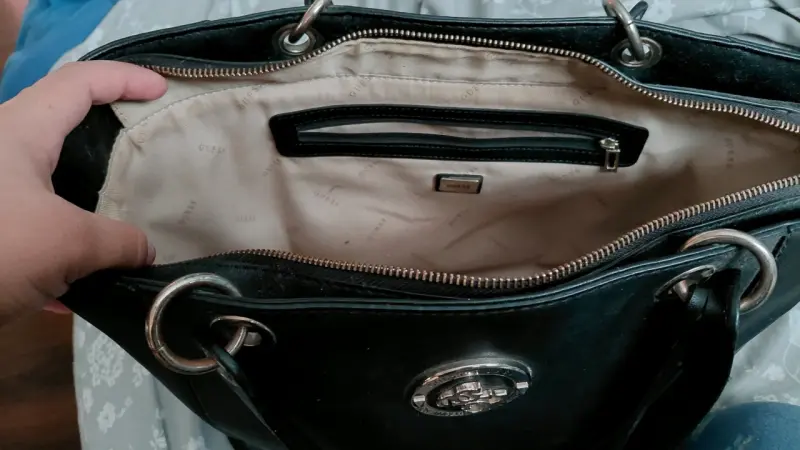 Bolso negro Guess elegante - 1