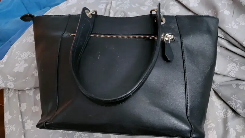 Bolso negro Guess elegante - 2