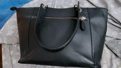 Bolso negro Guess elegante - miniatura 2