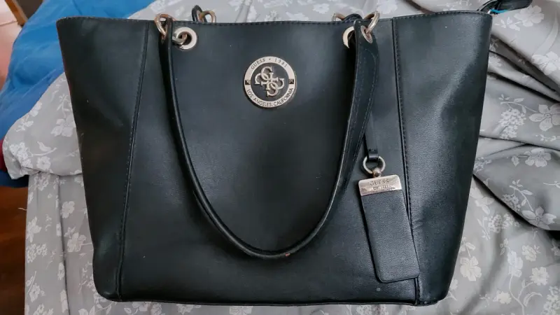 Bolso negro Guess elegante - 3