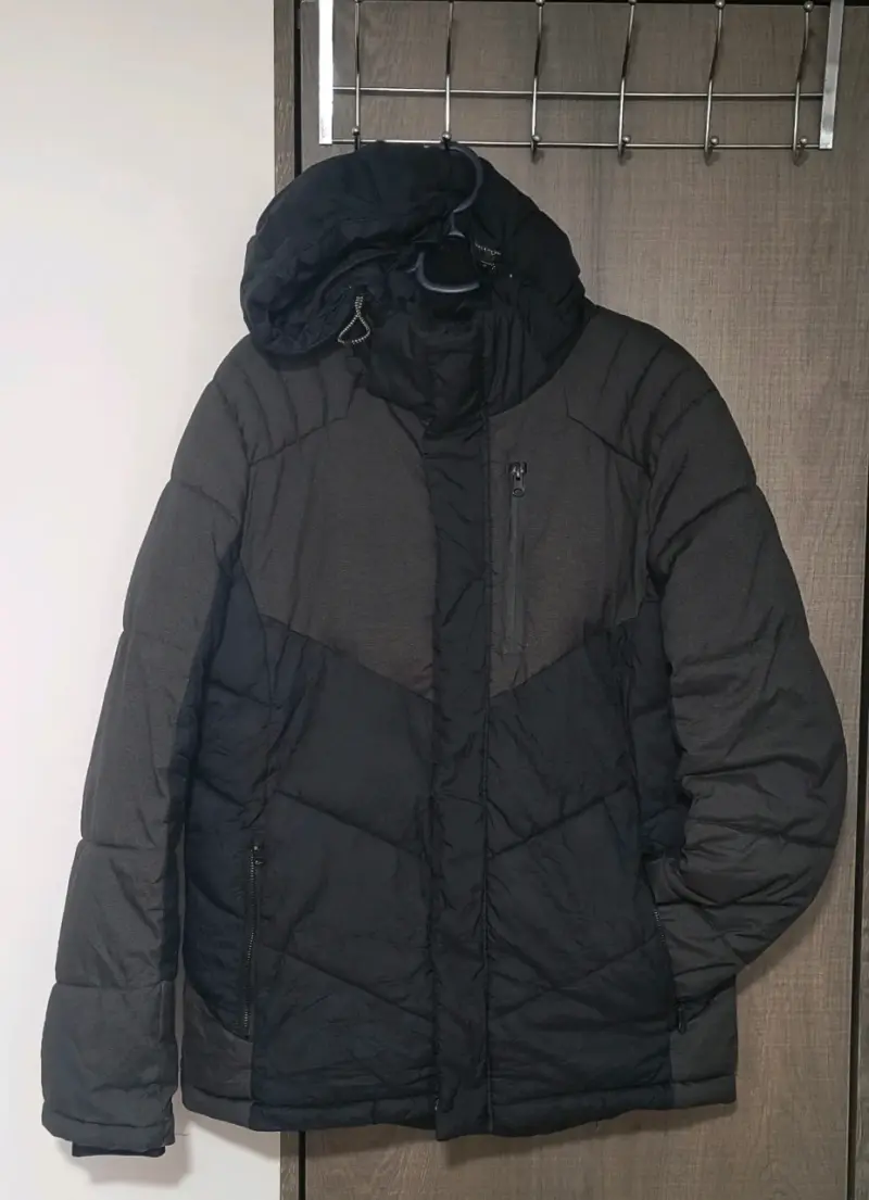 Chaqueta acolchada negra con capucha - 1
