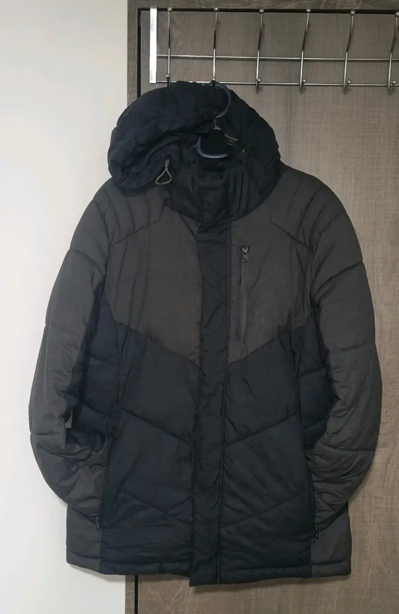 Chaqueta acolchada negra con capucha - 2