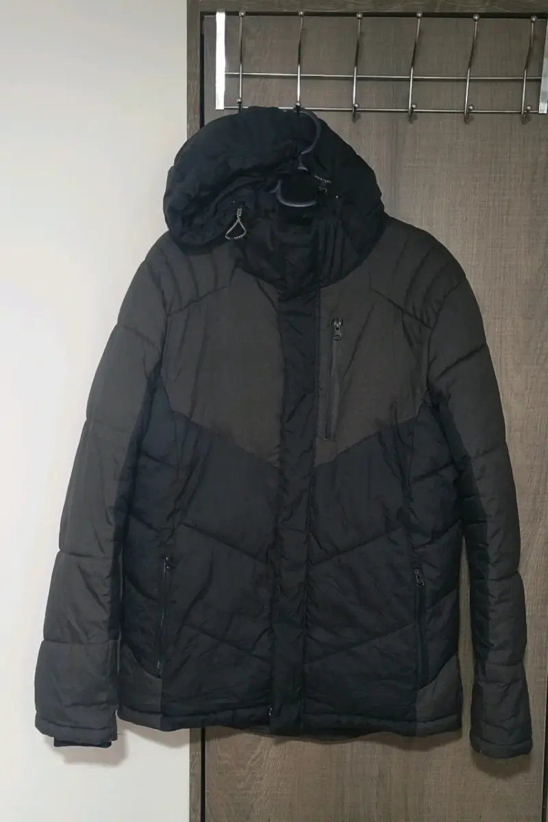 Chaqueta acolchada negra con capucha - 3