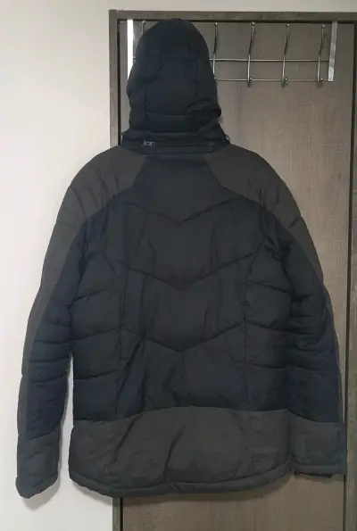 Chaqueta acolchada negra con capucha - miniatura 4