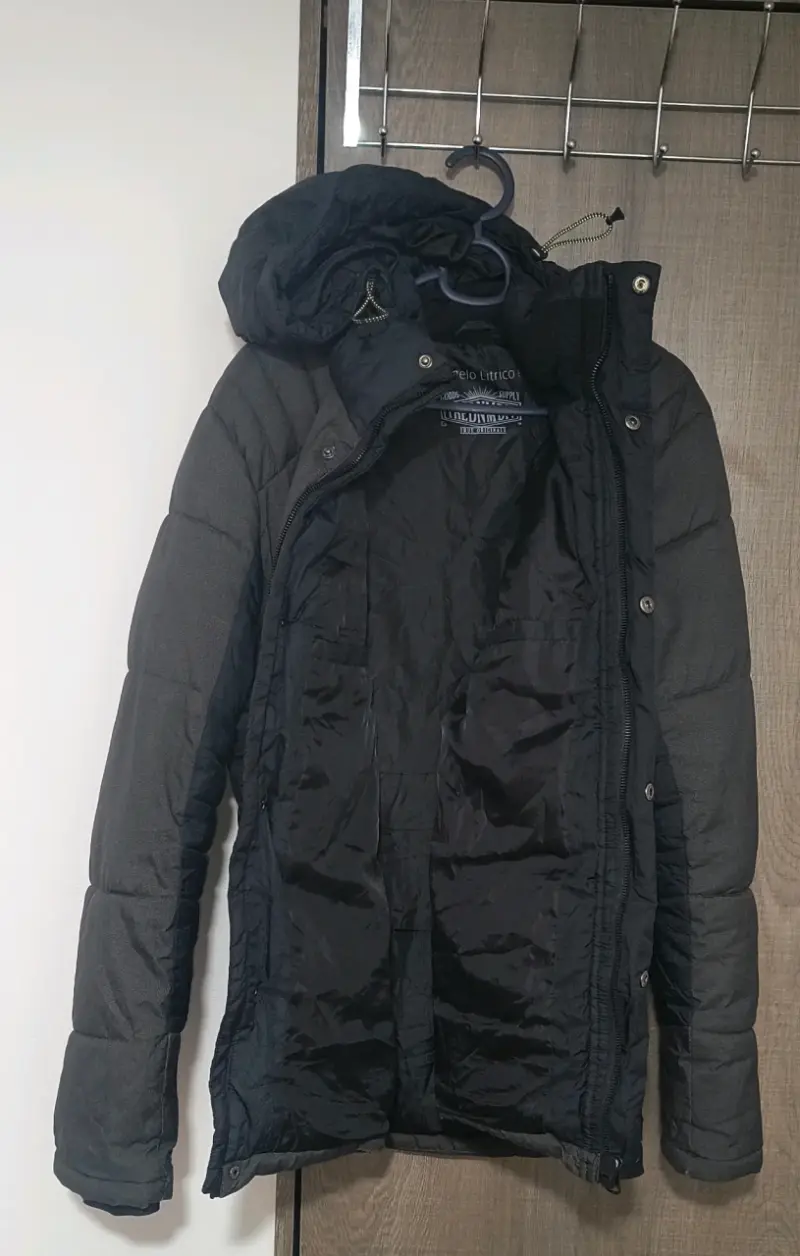 Chaqueta acolchada negra con capucha - 6