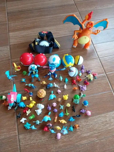 Lote de figuras Pokémon y pokebolas - miniatura 1