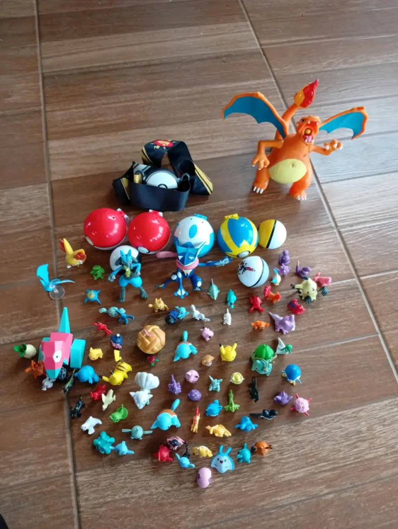 Lote de figuras Pokémon y pokebolas - 2
