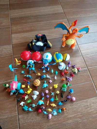 Lote de figuras Pokémon y pokebolas - miniatura 2