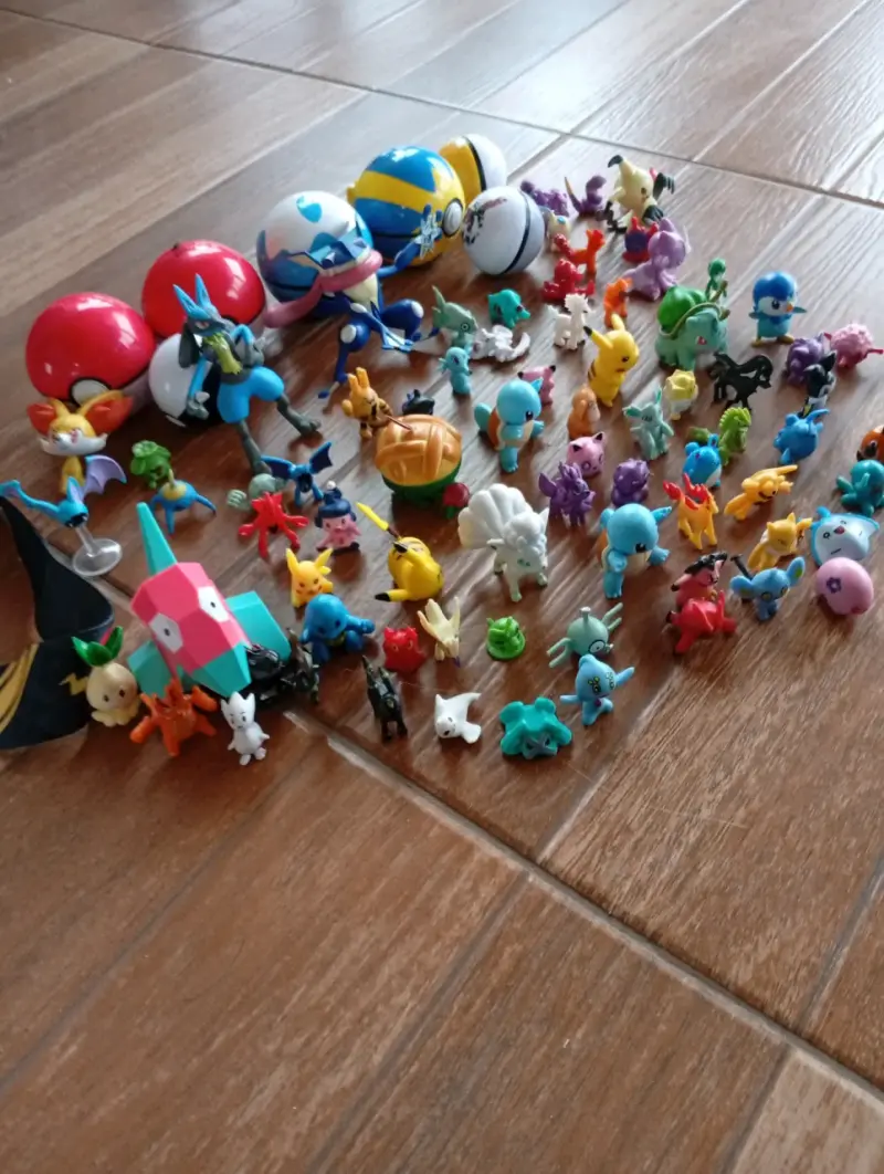 Lote de figuras Pokémon y pokebolas - 3