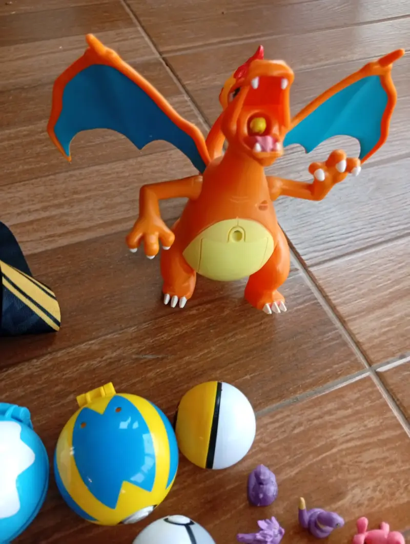 Lote de figuras Pokémon y pokebolas - 4