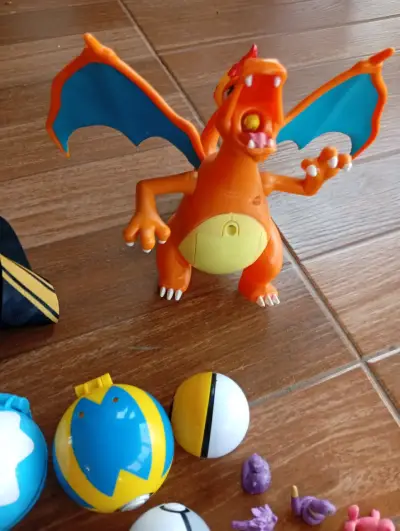 Lote de figuras Pokémon y pokebolas - miniatura 4
