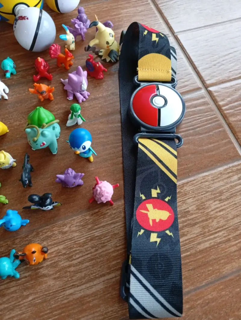 Lote de figuras Pokémon y pokebolas - 5