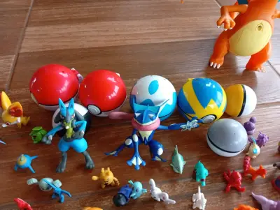 Lote de figuras Pokémon y pokebolas - miniatura 6