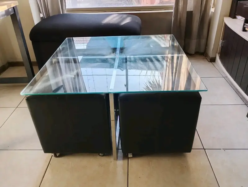 Mesa de centro de vidrio+ 4 puff - 1